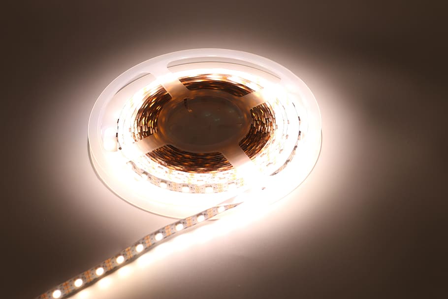 Instalacin elctrica con tiras LED puesta en marcha.
